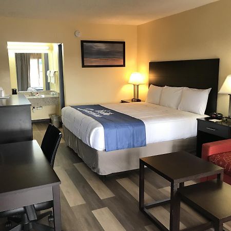 Days Inn By Wyndham Greensboro Airport Екстериор снимка
