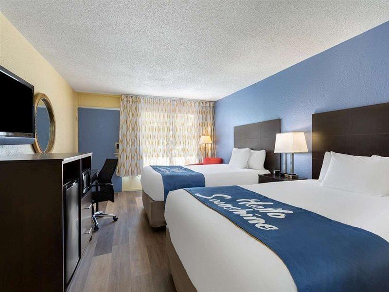 Days Inn By Wyndham Greensboro Airport Екстериор снимка