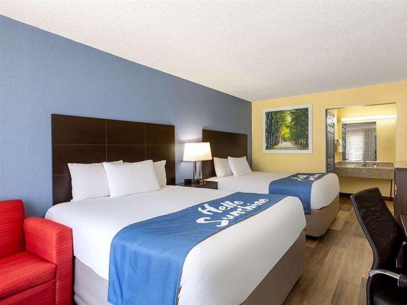 Days Inn By Wyndham Greensboro Airport Екстериор снимка