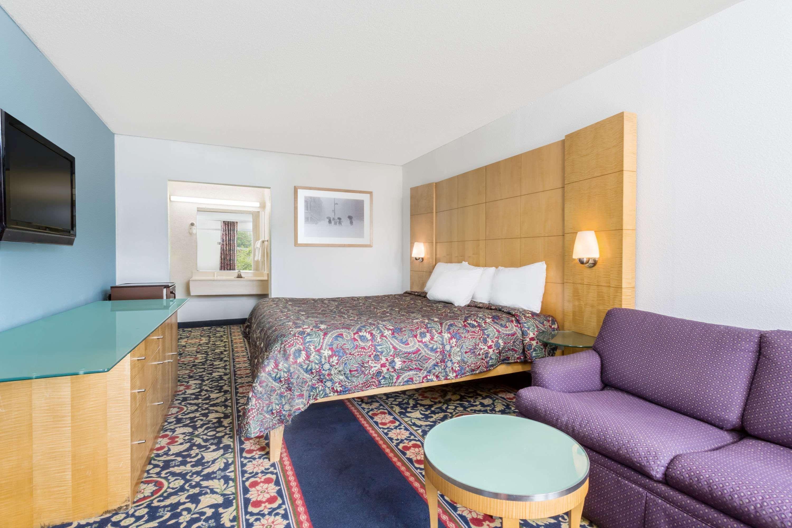 Days Inn By Wyndham Greensboro Airport Екстериор снимка