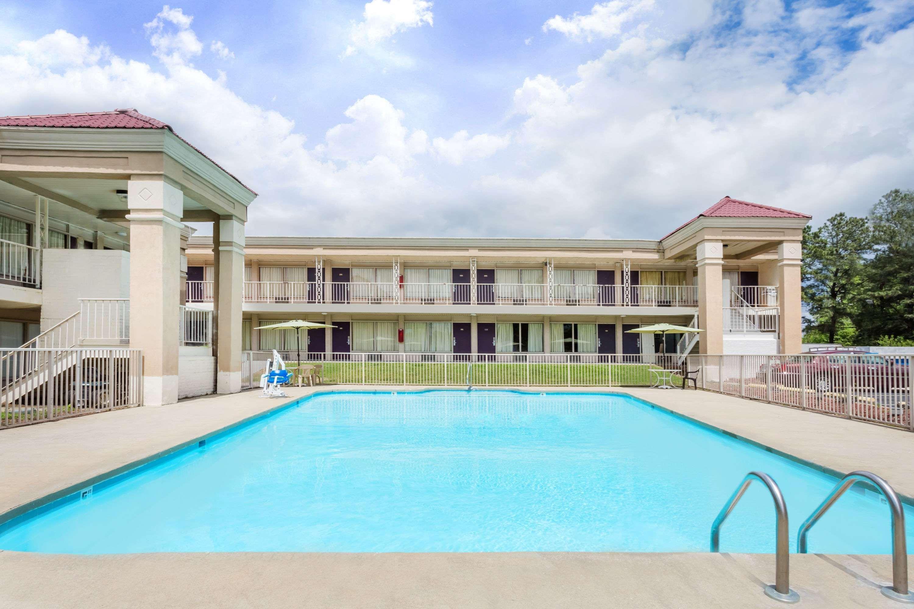 Days Inn By Wyndham Greensboro Airport Екстериор снимка