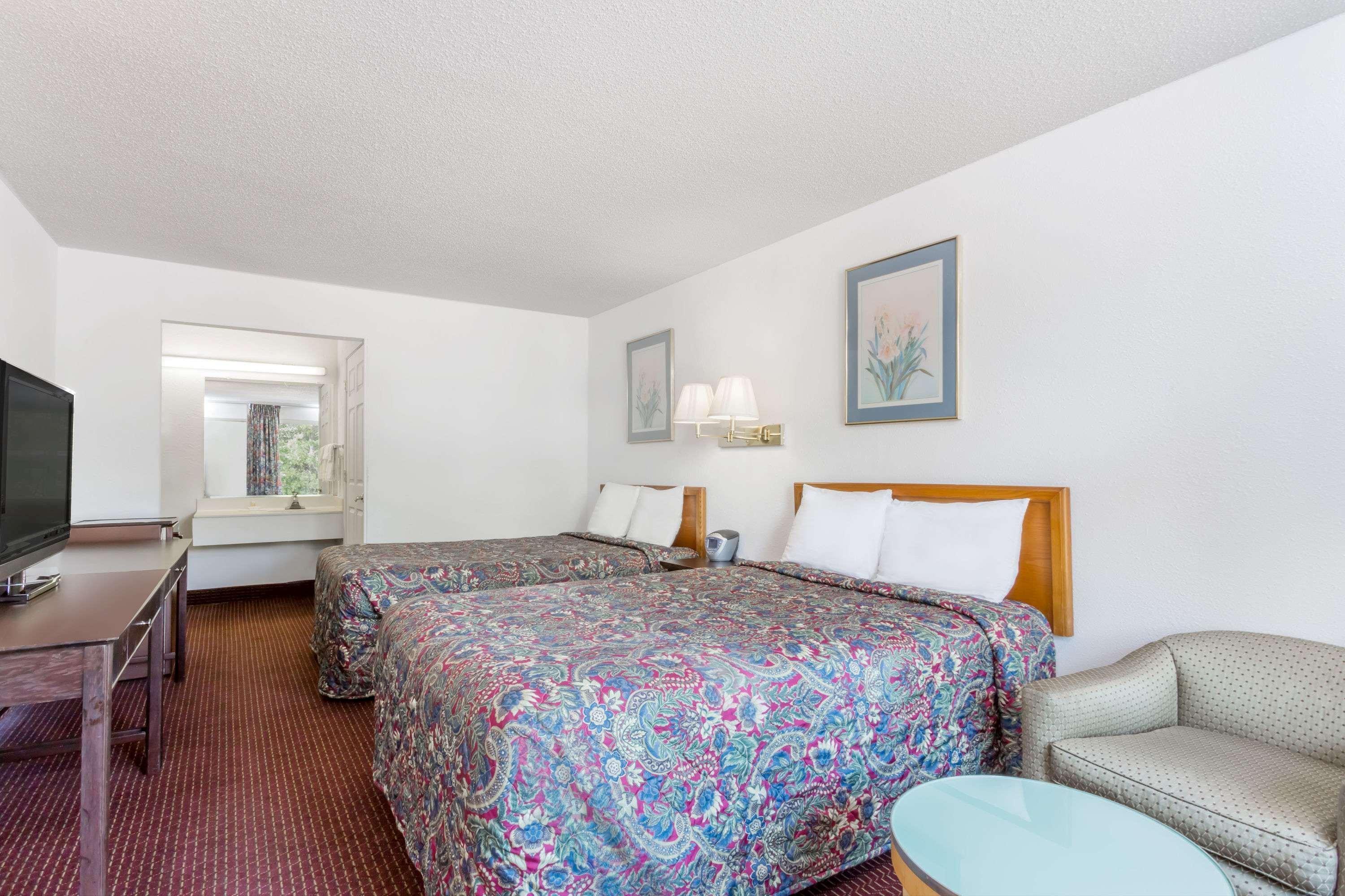Days Inn By Wyndham Greensboro Airport Екстериор снимка