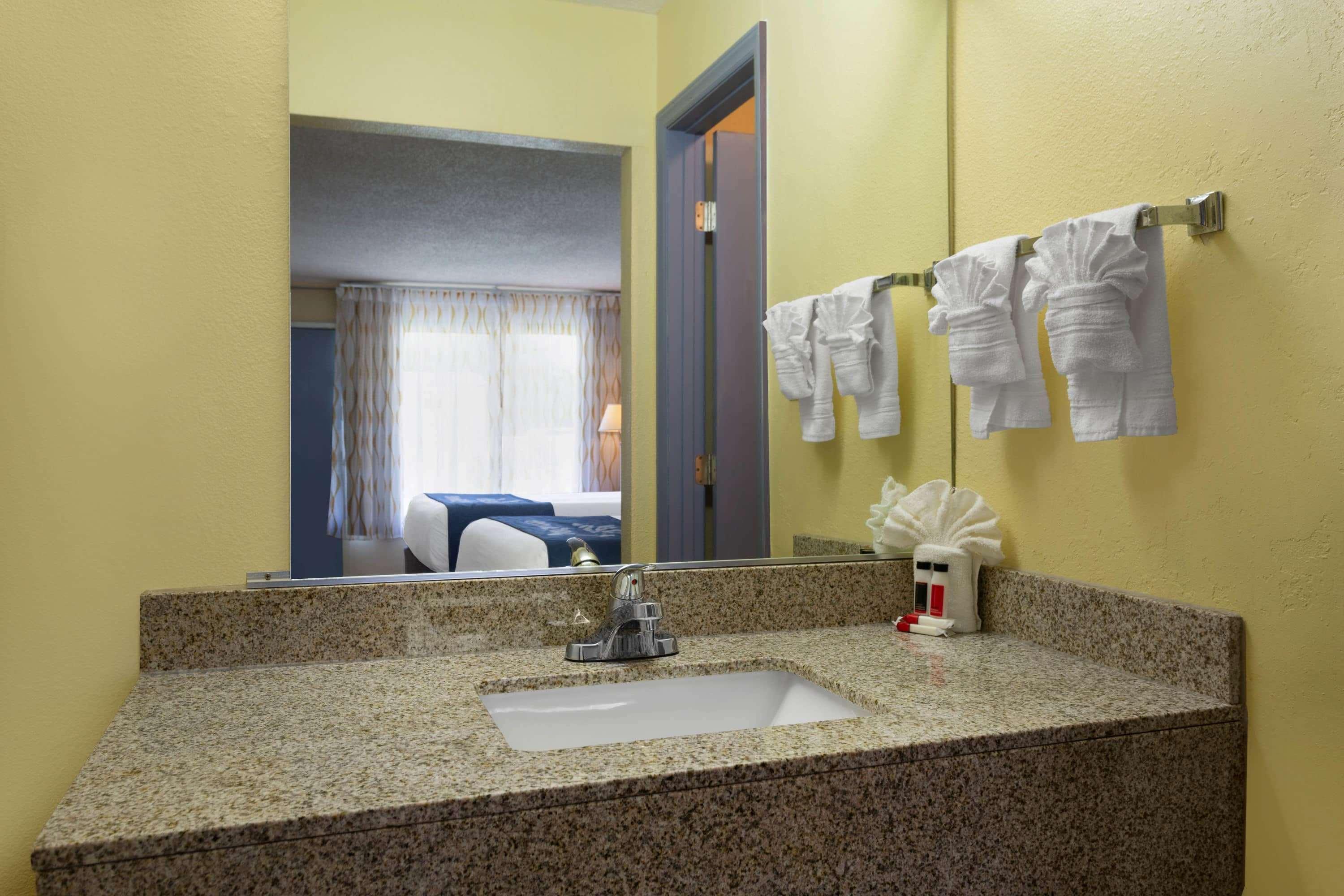 Days Inn By Wyndham Greensboro Airport Екстериор снимка