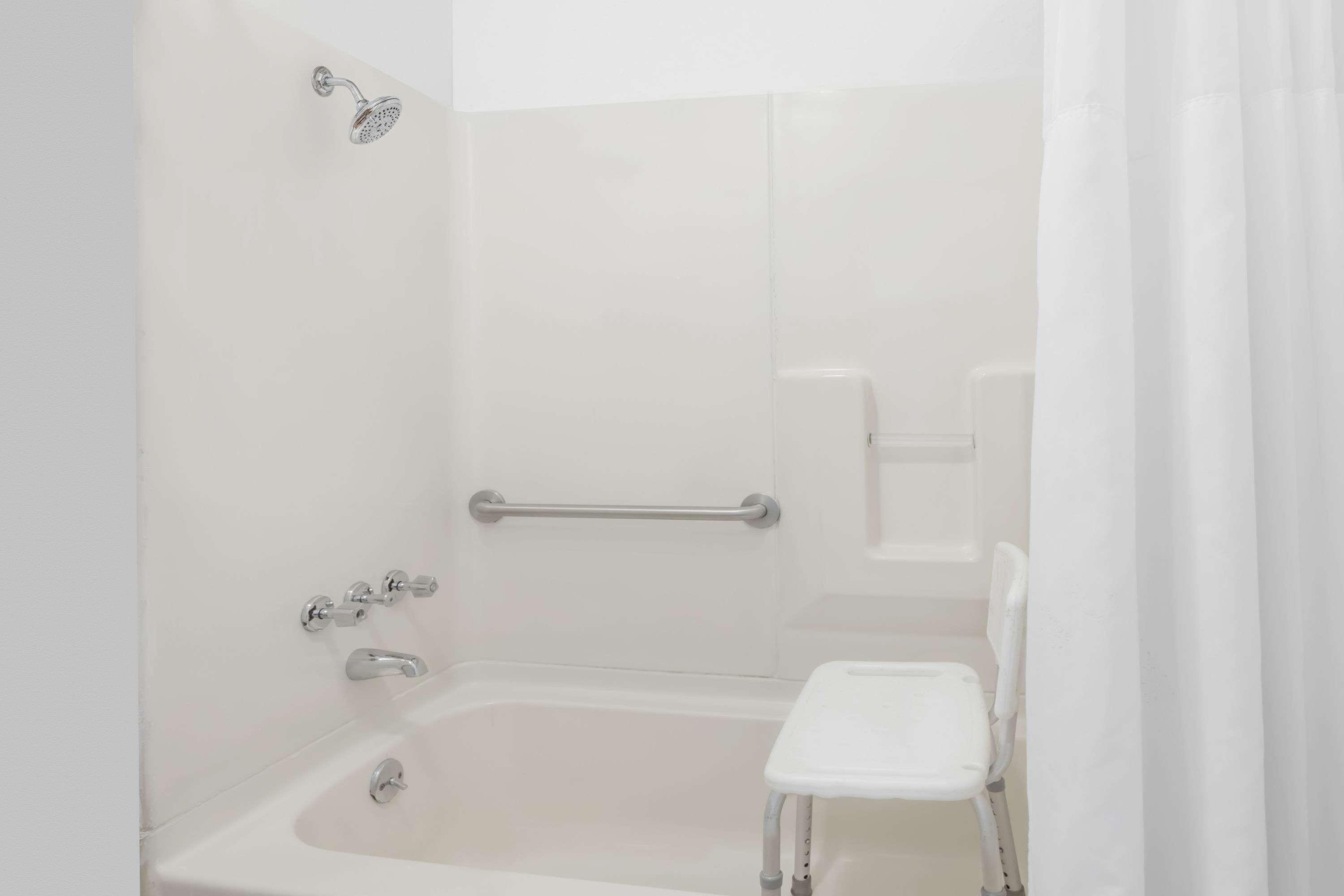 Days Inn By Wyndham Greensboro Airport Екстериор снимка