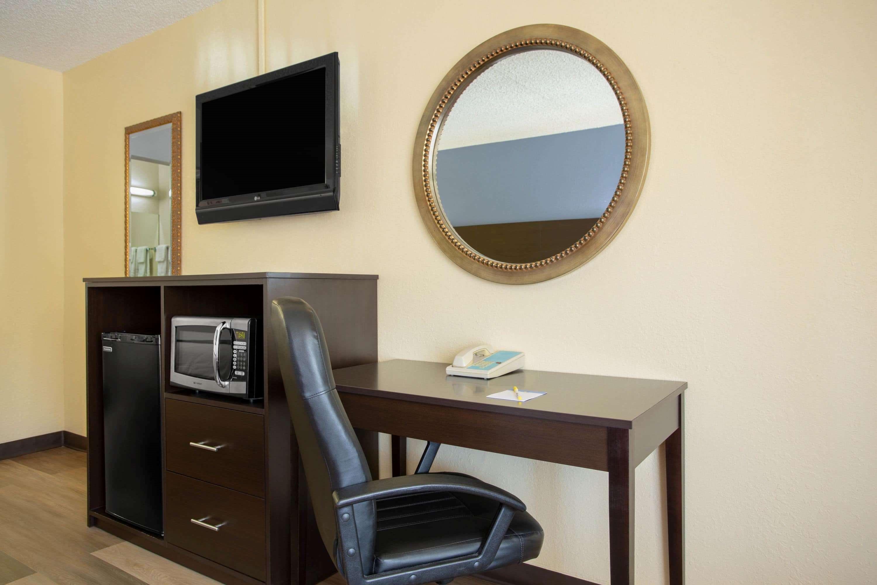 Days Inn By Wyndham Greensboro Airport Екстериор снимка