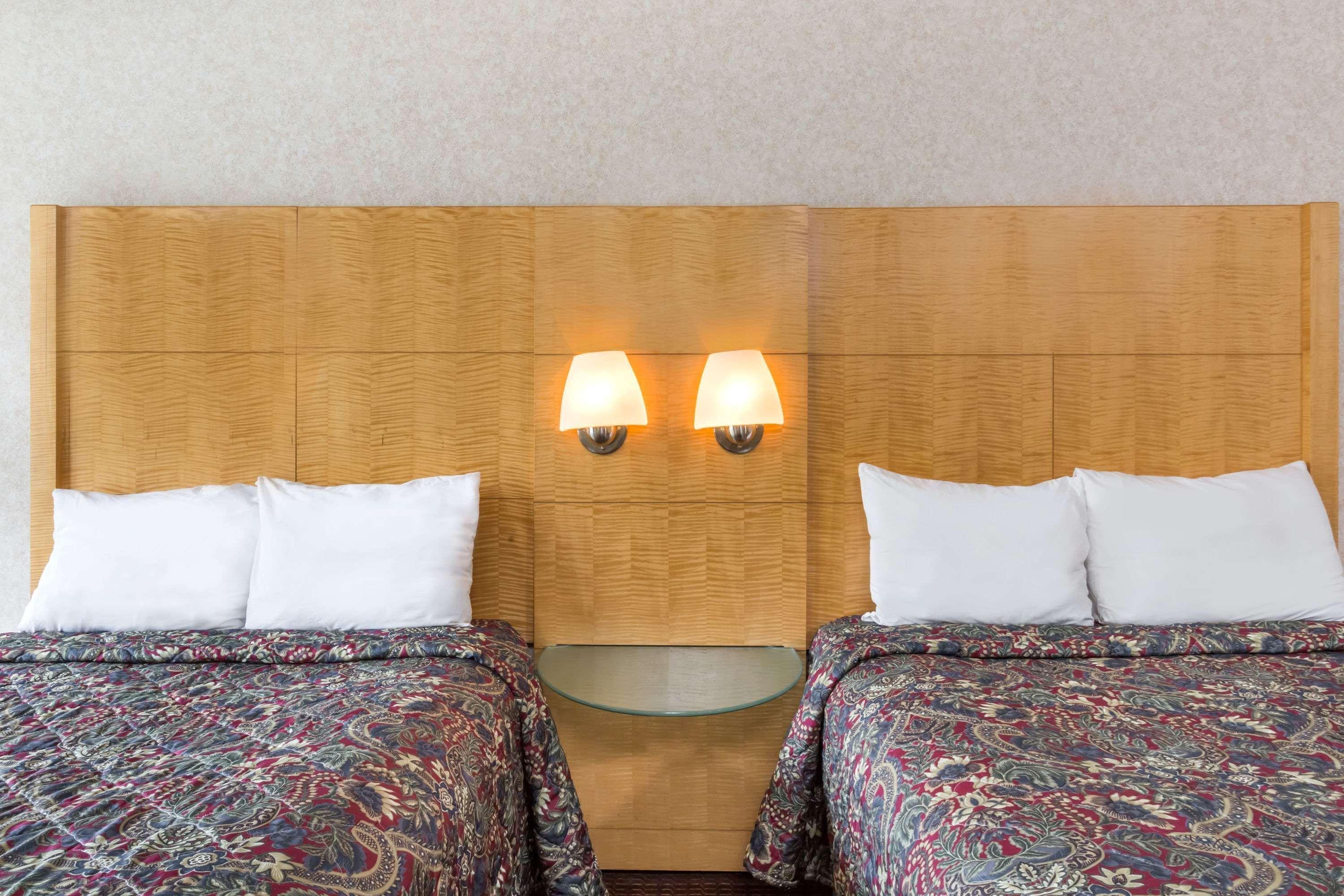 Days Inn By Wyndham Greensboro Airport Екстериор снимка