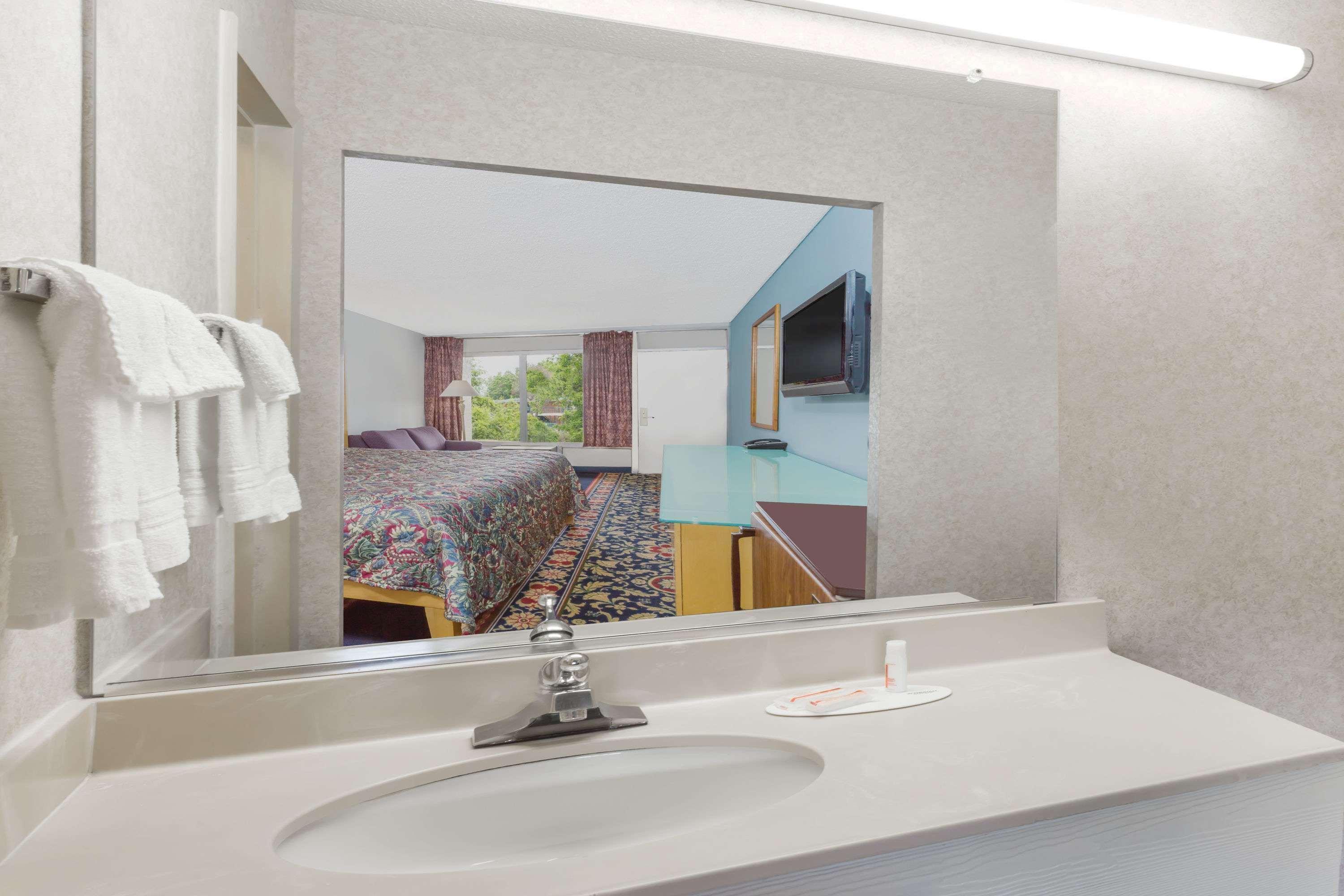 Days Inn By Wyndham Greensboro Airport Екстериор снимка