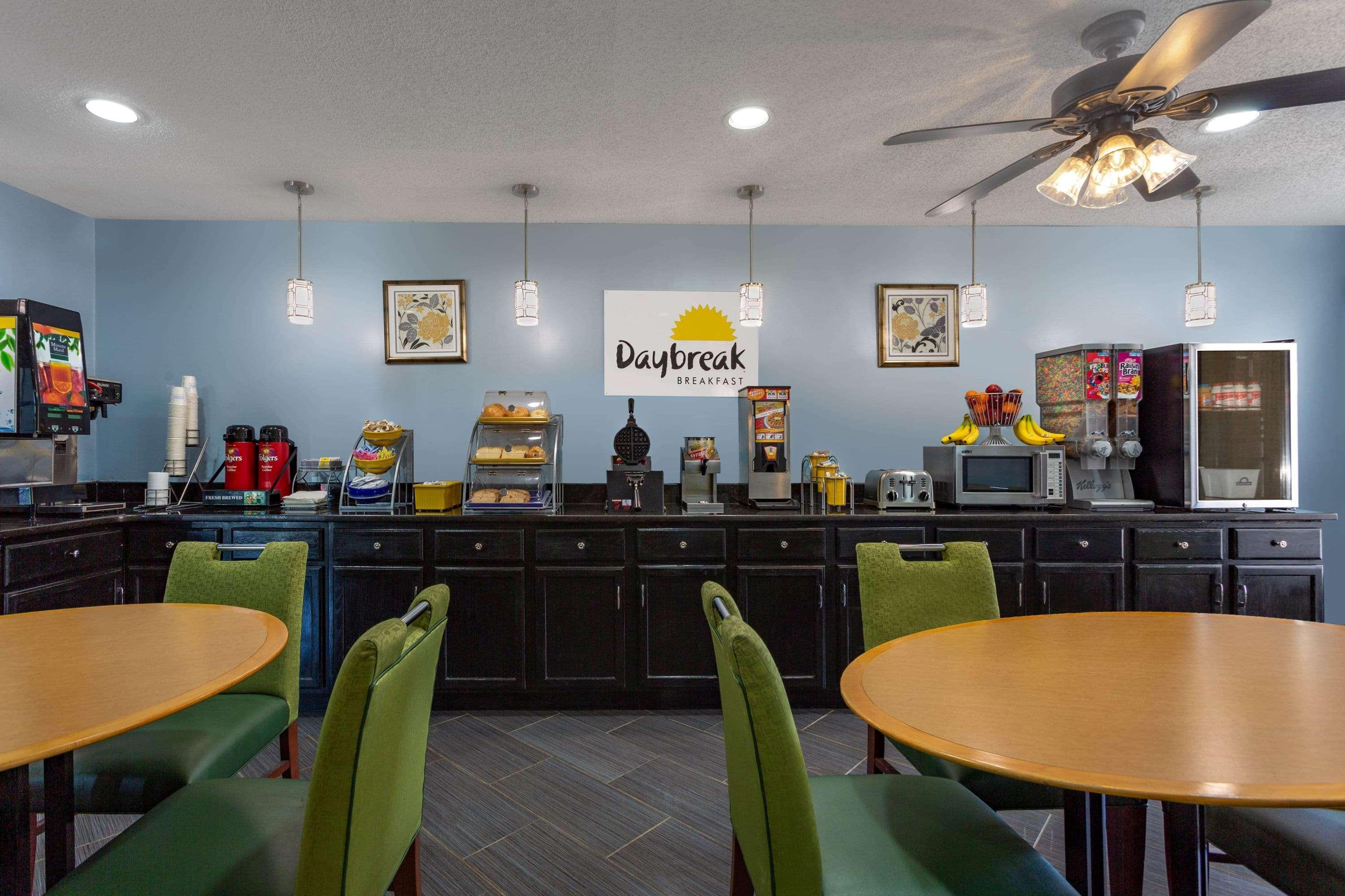 Days Inn By Wyndham Greensboro Airport Екстериор снимка