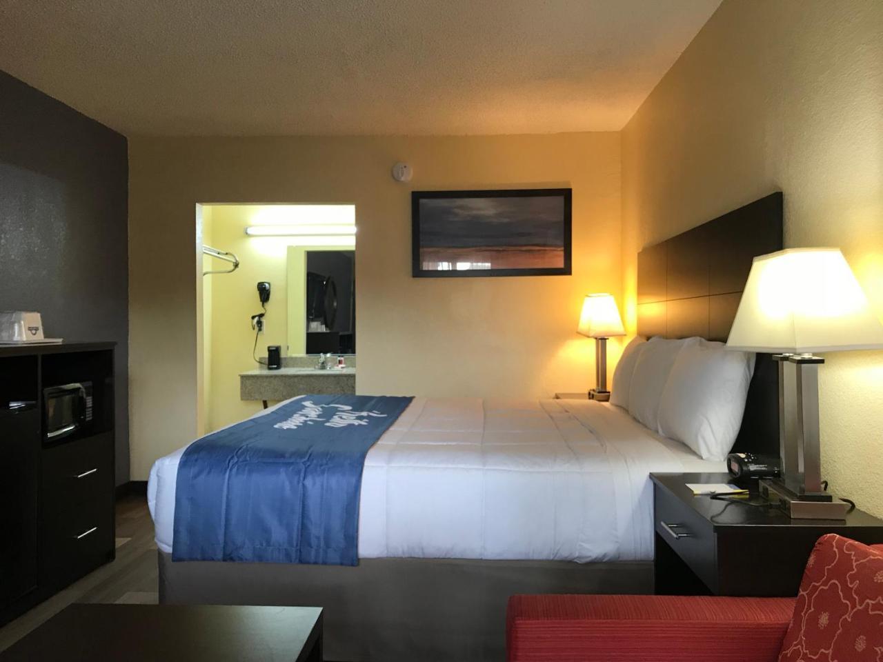 Days Inn By Wyndham Greensboro Airport Екстериор снимка